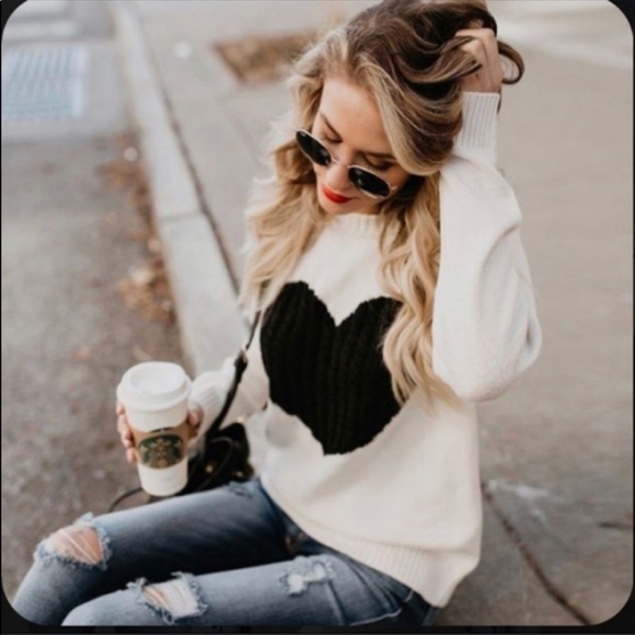 32 ✨Beautiful Heart ❤️ pull over sweater - Picture 2 of 5